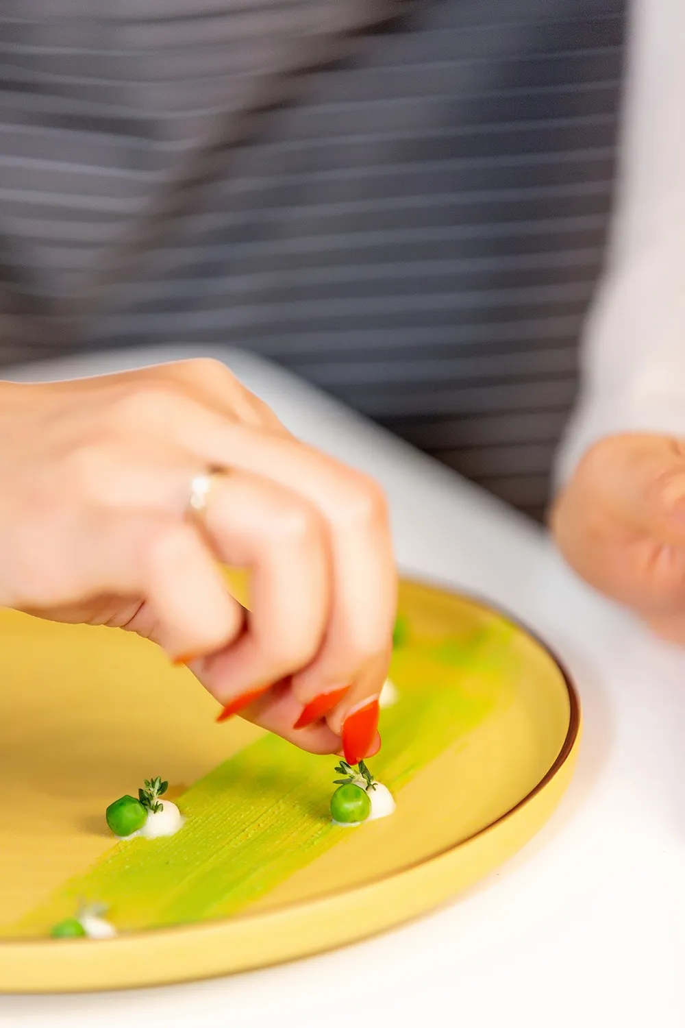 Strained green pea purée